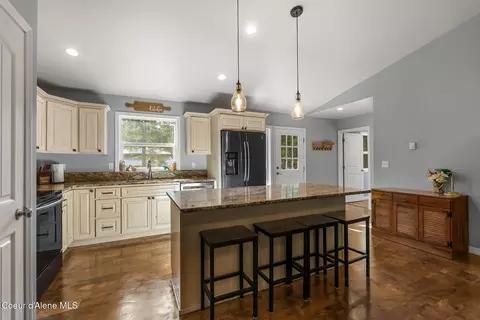 Kitchen - 344 Duffy Ln, Sagle, ID 83860 photo 3 of 4