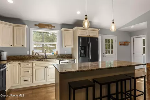 Kitchen - 344 Duffy Ln, Sagle, ID 83860 photo 4 of 4