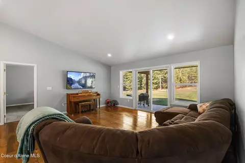 Living - 344 Duffy Ln, Sagle, ID 83860 photo 1 of 2
