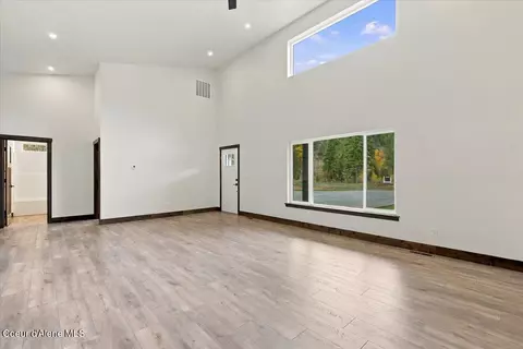 Living - 1303 Pellens Rd, Pinehurst, ID 83850 photo 3 of 3