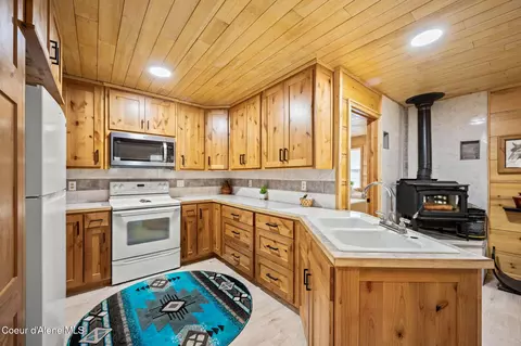 Kitchen - 109 E Kamloop Ave, Bayview, ID 83803 photo 2 of 3