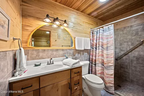 Bath - 109 E Kamloop Ave, Bayview, ID 83803 photo 1 of 2