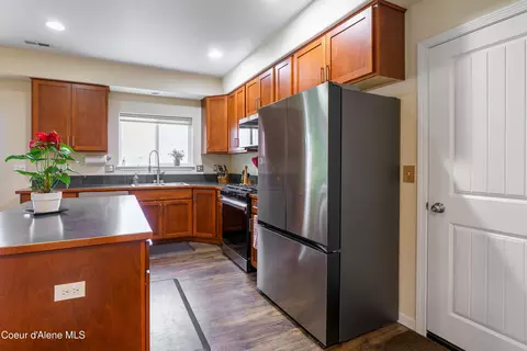 Kitchen - 3804 E Bogie Dr, Post Falls, ID 83854 photo 4 of 5