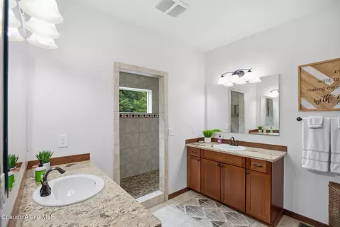 Bath - 11644 E Sims Ln, Athol, ID 83801 photo 2 of 4