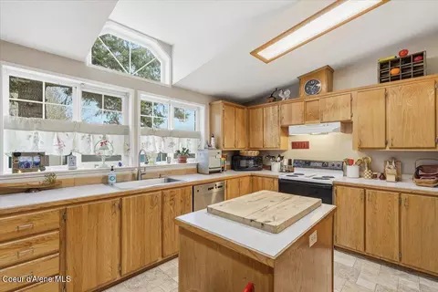 Kitchen - 92 E Walrose Loop, Hayden, ID 83835 photo 5 of 6