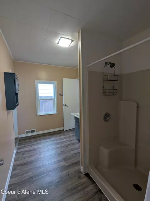 Bath - 402 Main St, Wardner, ID 83837 photo 3 of 5