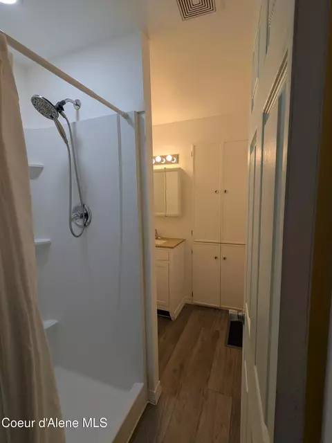 Bath - 402 Main St, Wardner, ID 83837 photo 1 of 5