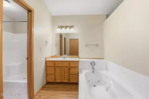 Bath - 561 E Sand Wedge Dr, Post Falls, ID 83854 photo 1 of 2