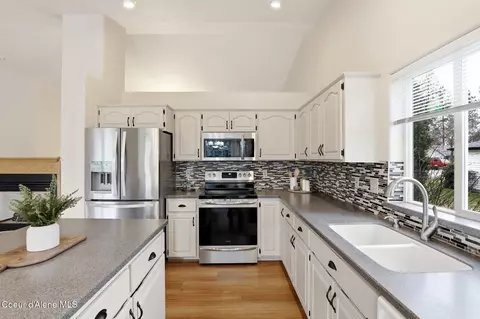 Kitchen - 561 E Sand Wedge Dr, Post Falls, ID 83854 photo 2 of 4