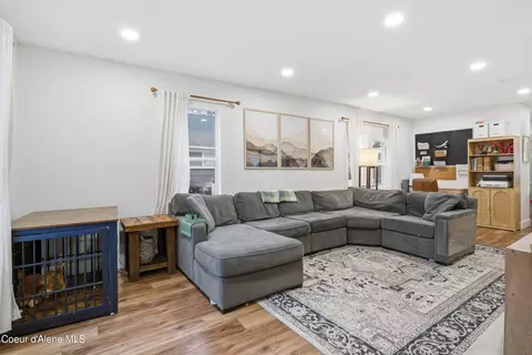 Living - 417 Pine St, Sandpoint, ID 83864 photo 1 of 3