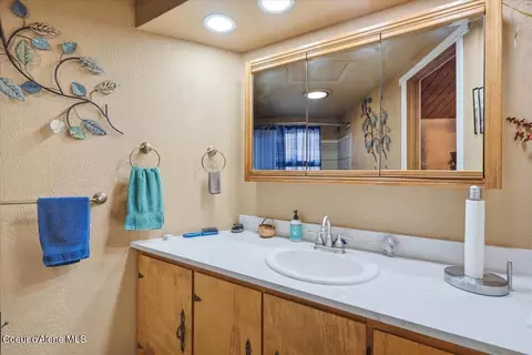 Bath - 170 E Miles Ave, Hayden, ID 83835 photo 1 of 2