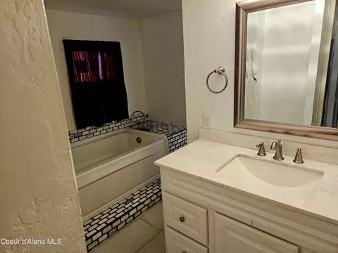 Bath - 723 C St, Plummer, ID 83851 photo 2 of 3