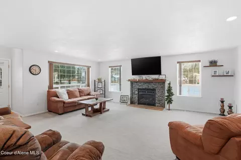 Living - 502 Lewiston Ave, Pinehurst, ID 83850 photo 2 of 3