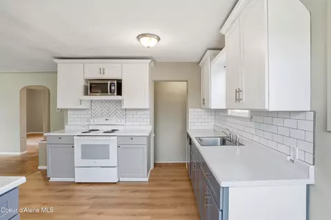 Kitchen - 6113 E 8th Ave, Spokane Valley, WA 99212 photo 2 of 4