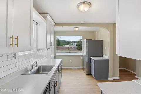 Kitchen - 6113 E 8th Ave, Spokane Valley, WA 99212 photo 3 of 4