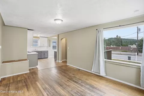 Living - 6113 E 8th Ave, Spokane Valley, WA 99212 photo 2 of 6
