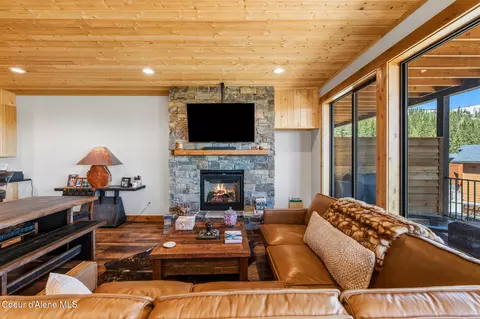 Living - 95 Harrison Ln, Sandpoint, ID 83864 photo 2 of 2
