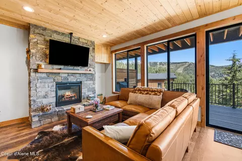 Living - 95 Harrison Ln, Sandpoint, ID 83864 photo 1 of 2