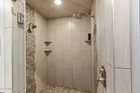 Bath - 18059 N Advent Ln, Hauser, ID 83854 photo 2 of 5