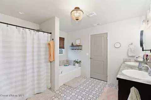 Bath - 880 E Allenby Ct, Post Falls, ID 83854 photo 1 of 2