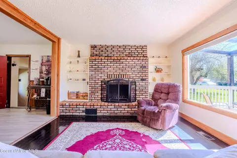 Living - 211 4th St, Dover, ID 83825 photo 2 of 5