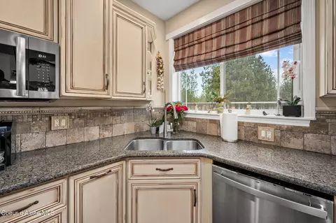Kitchen - 2019 E Brunner Rd, Athol, ID 83801 photo 3 of 4