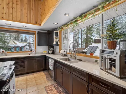 Kitchen - 483 Paradise Ln, Pinehurst, ID 83850 photo 3 of 7