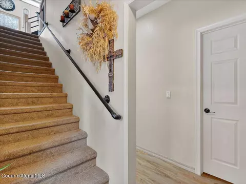 Entry Way - 483 Paradise Ln, Pinehurst, ID 83850 photo 4 of 6