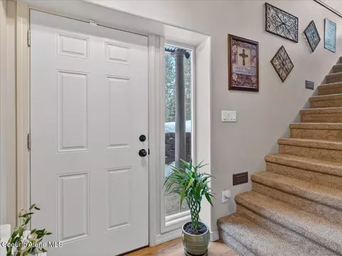 Entry Way - 483 Paradise Ln, Pinehurst, ID 83850 photo 5 of 6