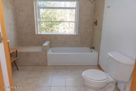 Bath - 483 Paradise Ln, Pinehurst, ID 83850 photo 5 of 6