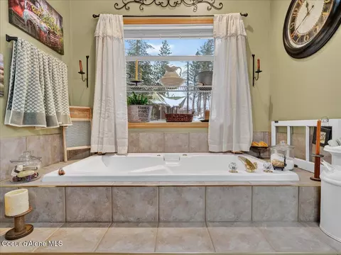 Bath - 483 Paradise Ln, Pinehurst, ID 83850 photo 3 of 6