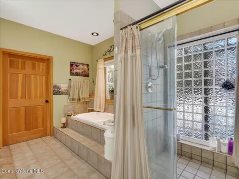 Bath - 483 Paradise Ln, Pinehurst, ID 83850 photo 2 of 6