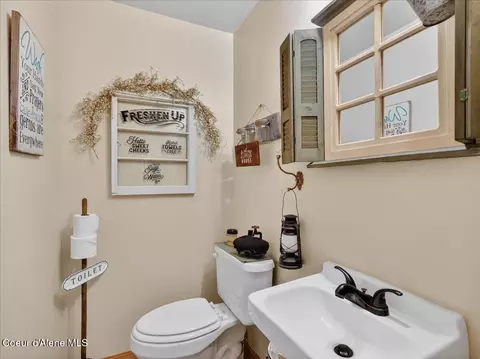 Bath - 483 Paradise Ln, Pinehurst, ID 83850 photo 1 of 6