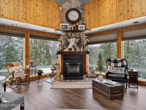 Living - 483 Paradise Ln, Pinehurst, ID 83850 photo 2 of 5