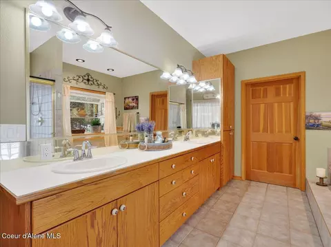 Bath - 483 Paradise Ln, Pinehurst, ID 83850 photo 4 of 6