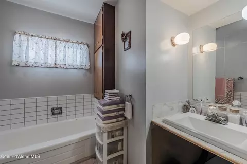 Bath - 605 Lewiston Ave, Pinehurst, ID 83850 photo 2 of 2