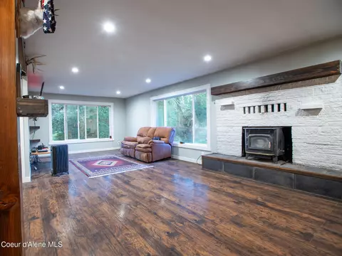 Living - 1356 Sagle Rd, Sagle, ID 83860 photo 3 of 3
