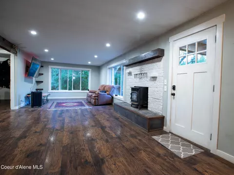 Living - 1356 Sagle Rd, Sagle, ID 83860 photo 2 of 3