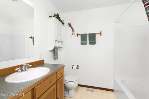 Bath - 5565 Selle Rd, Sandpoint, ID 83864 photo 2 of 3