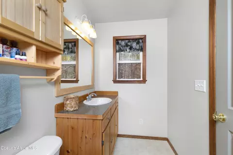 Bath - 5565 Selle Rd, Sandpoint, ID 83864 photo 1 of 3