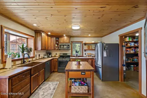 Kitchen - 21807 E Doyle Rd, Cataldo, ID 83810 photo 2 of 4