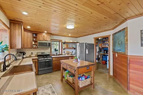 Kitchen - 21807 E Doyle Rd, Cataldo, ID 83810 photo 3 of 4