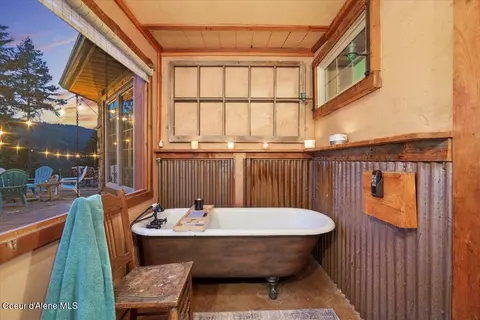 Bath - 21807 E Doyle Rd, Cataldo, ID 83810 photo 3 of 6