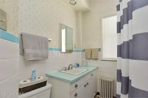 Bath - 202 E Market St, Kellogg, ID 83837 photo 1 of 1