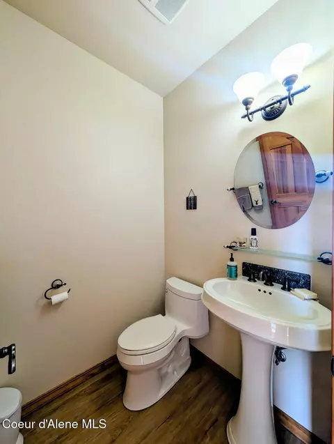 Bath - 845 Cougar Rd, Naples, ID 83847 photo 1 of 10