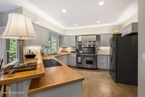 Kitchen - 516 Kiebert Loop, Hope, ID 83836 photo 4 of 6