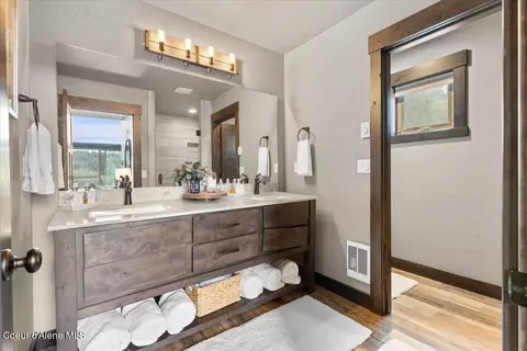 Bath - 7809 E Bridger Trl, Harrison, ID 83833 photo 1 of 3