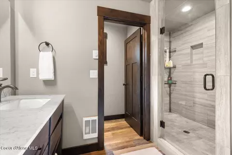 Bath - 7809 E Bridger Trl, Harrison, ID 83833 photo 2 of 3