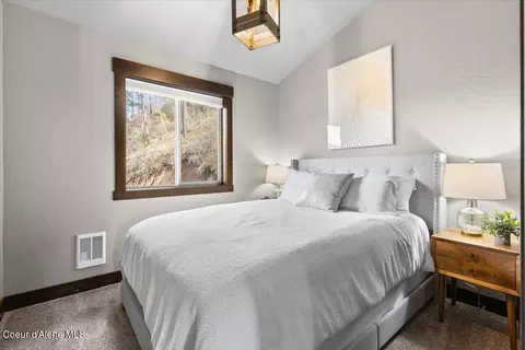 Bedroom - 7809 E Bridger Trl, Harrison, ID 83833 photo 3 of 6