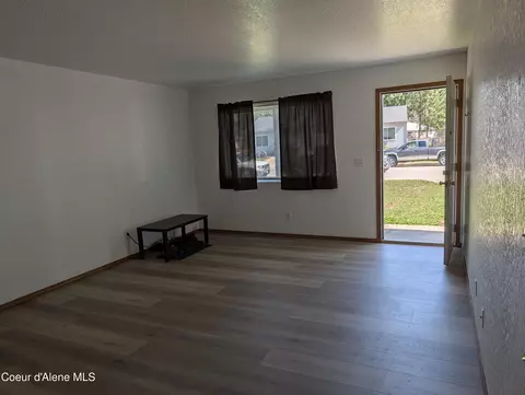 Living - 901-903 Hickory Glen Ave, Sandpoint, ID 83864 photo 1 of 1